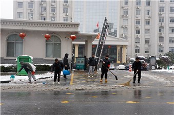 掃雪除冰 青年當(dāng)先丨市交投青年突擊隊在行動！