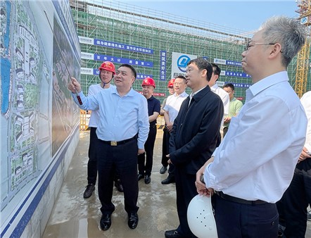 李摯專題調(diào)研市中心醫(yī)院和岳陽學(xué)院項目建設(shè)