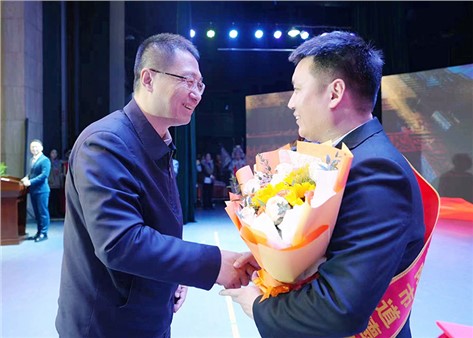 岳陽城運(yùn)集團(tuán)馮勇同志獲第九屆岳陽市孝老愛親道德模范