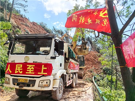 為人民群眾搶出“平安大道” 岳陽(yáng)市城運(yùn)集團(tuán)馳援平江除險(xiǎn)保暢保平安
