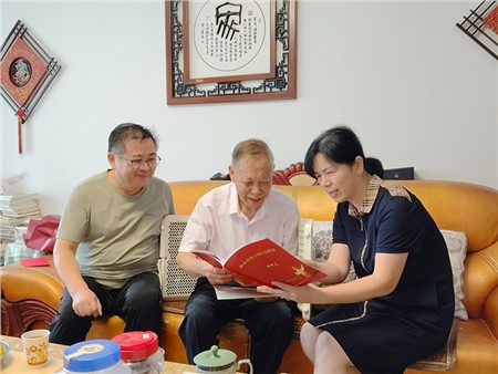 溫情傳遞 歲月禮贊 | 集團(tuán)開(kāi)展離休老干部國(guó)慶慰問(wèn)