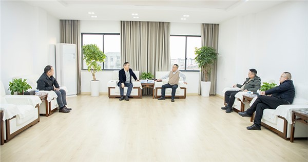 專家來助陣 為產(chǎn)業(yè)發(fā)展“疏通經(jīng)絡(luò)” 劉險峰與粵港澳大灣區(qū)機(jī)器人產(chǎn)業(yè)聯(lián)盟理事長吳方正一行進(jìn)行工作座談